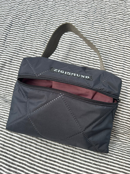 Toilet/makeuptaske i farven charcoal.