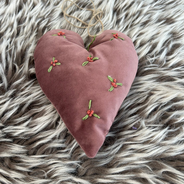 Rosa julehjerte med broderi.