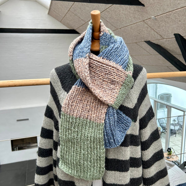 Håndstrikket jumbo tørklæde i blålig, grønlig og beige strik