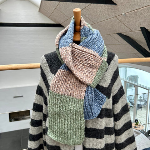 Håndstrikket jumbo tørklæde i blålig, grønlig og beige strik