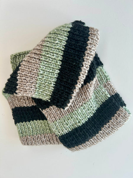 Storstrikket halstørklæde i meleret mint og nude med antracit.