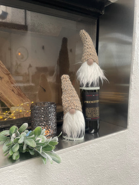 ❤️Håndlavede “Gnomer”i mørkegrå møbelvelour og hjemmestrikkede huer.