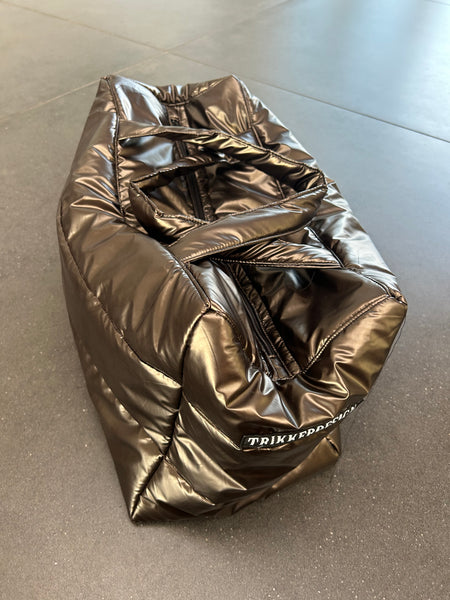 Shopper i brunt skinnende stof.