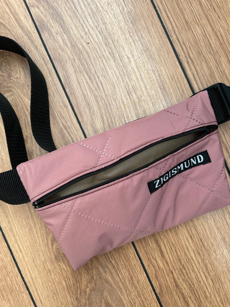 Crossbody/bæltetaske i rosa quilt.