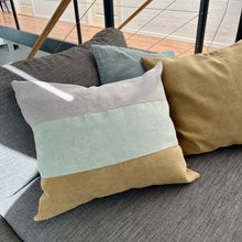 Indlæs billede til gallerivisning Pudebetræk i lys salvie, mørk kit og Dusty olive (aflang), og med Dusty olive på bagsiden.
