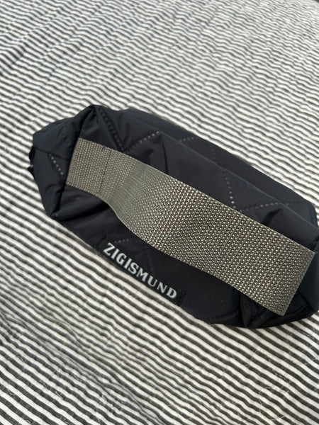 Toilet/makeuptaske i farven charcoal.