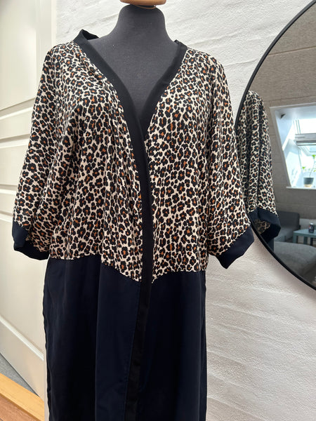 Kimono med dyreprint, blå og sort. Str.m/l