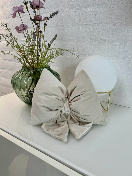 Lille sløjfe i råhvid velour.