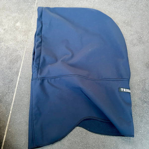 Balaclava i blåt vandafvisende stof.