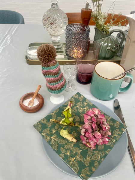 Æggevarmer aka Nissehue i lyserød, turkis og brun strik og med pom pom.