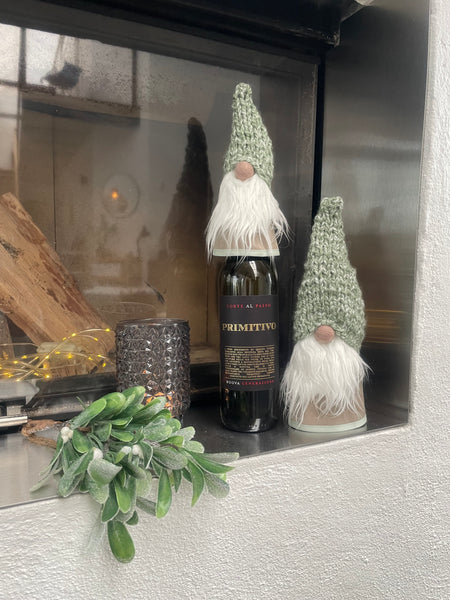 Håndlavede “Gnomer” i beige velour og med melerede grønne hjemmestrikkede huer (2stk).