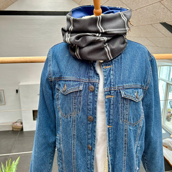 Unika halsedisse med tern og nude frynser.