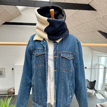 Indlæs billede til gallerivisning Halsedisse i blå, sort og råhvid teddybear med mint fleece.
