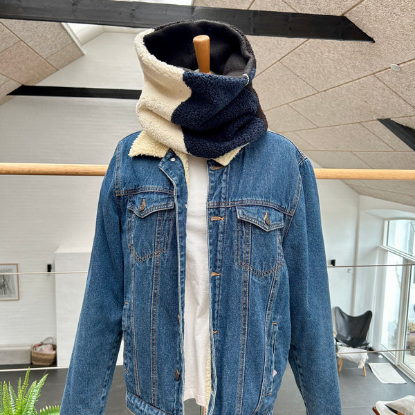 Halsedisse i blå, sort og råhvid teddybear med mint fleece.