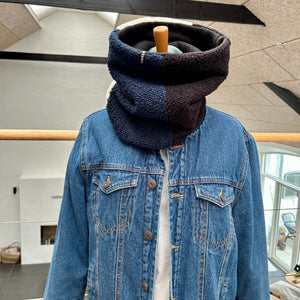 Halsedisse i sort, blå og råhvid teddybear med sort fleece