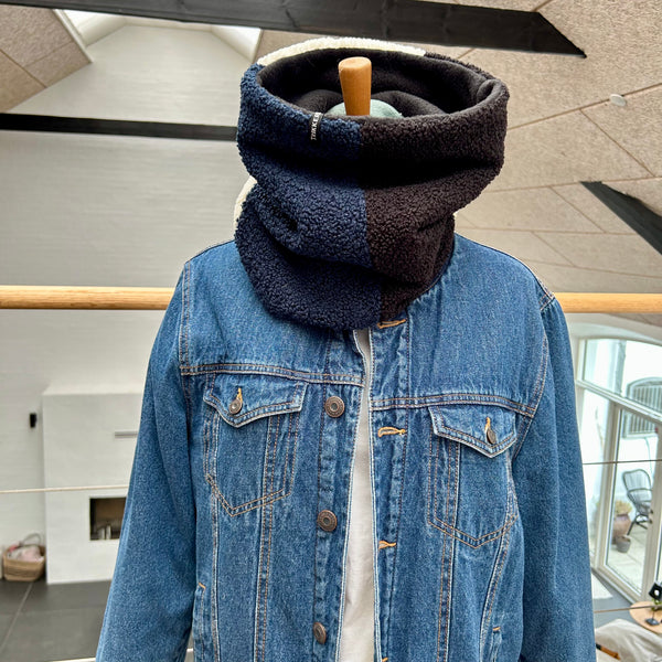 Halsedisse i sort, blå og råhvid teddybear med sort fleece