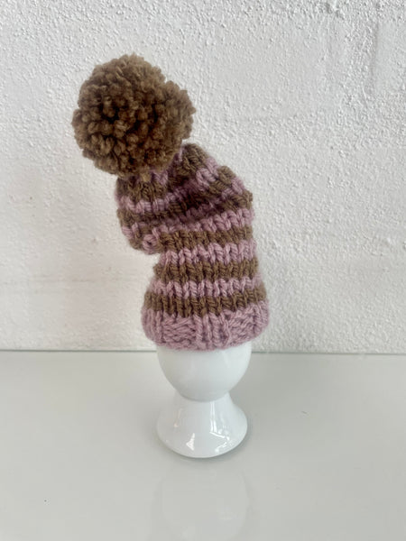 Æggevarmer aka Nissehue i Rosa ombringe strik med pom pom.