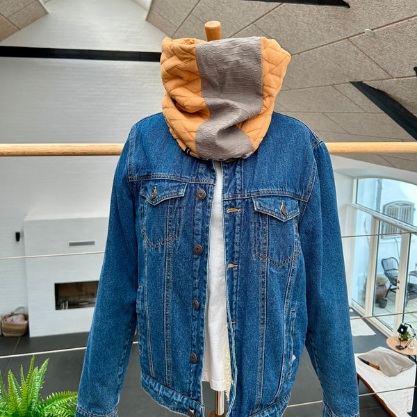 Unika halsedisse med cognac farvet stof og lammeskind.