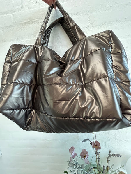 Shopper i brunt skinnende stof.