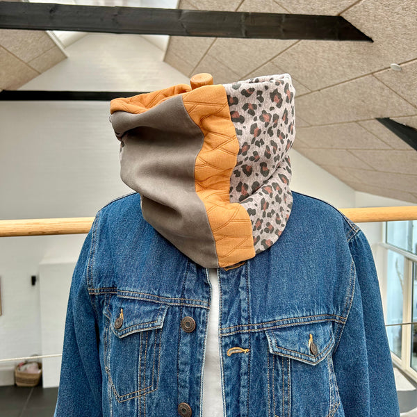 Unika halsedisse med cognac farvet stof og lammeskind.