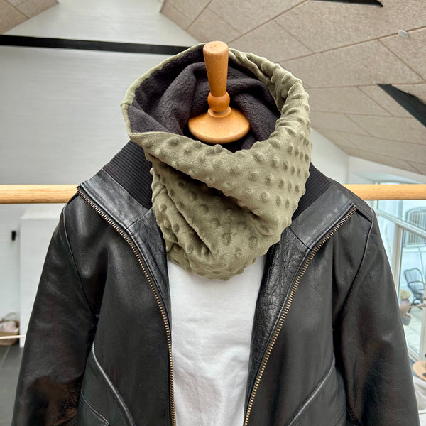 Halsedisse i minky army fleece med sort
