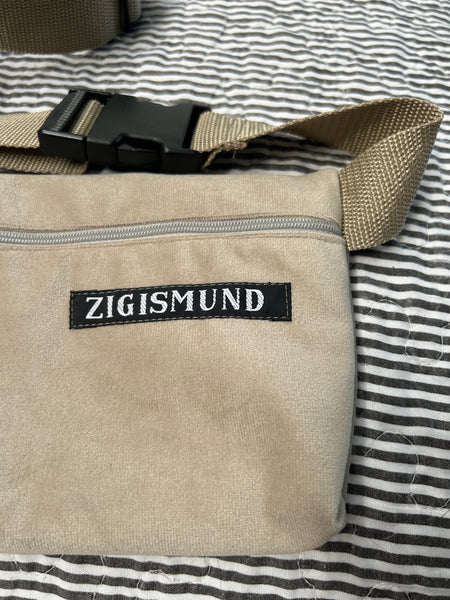 Bæltetaske/crossbody taske i fake velour.