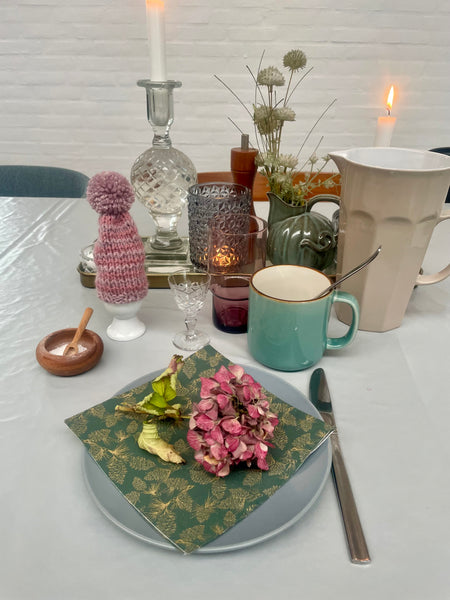 Æggevarmer aka Nissehue i lyserød og Rosa strik med pom pom.