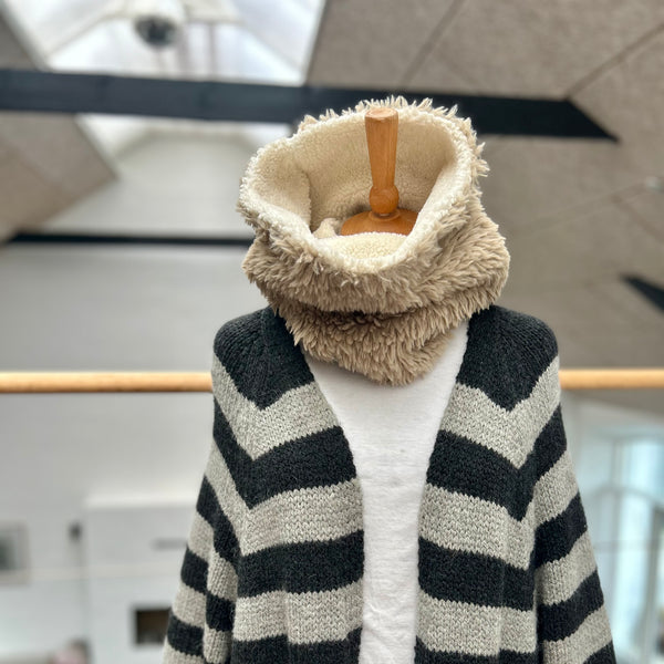 Halsedisse i fake fur i nude og med råhvid tykt teddybear