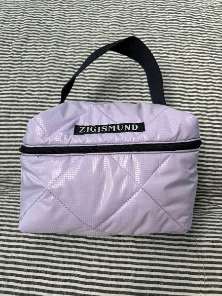 Toilet/makeuptaske i lyselilla med shine.