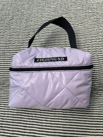 Toilet/makeuptaske i lyselilla med shine.