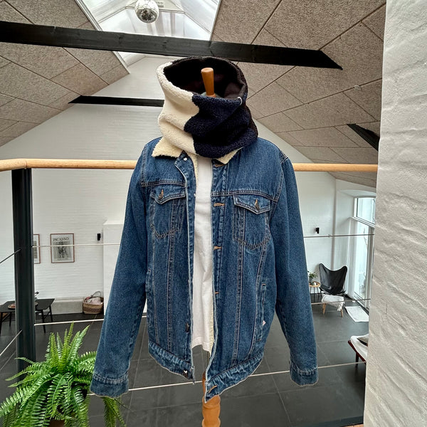 Halsedisse i sort, blå og råhvid teddybear med sort fleece