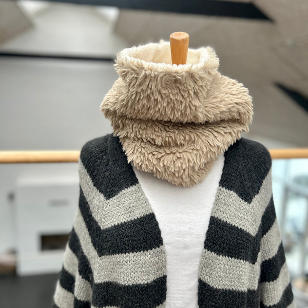 Halsedisse i fake fur i nude og med råhvid tykt teddybear