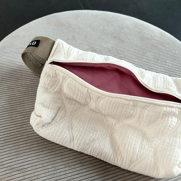 Bæltetaske/crossbody i råhvid quilt med lys rem.