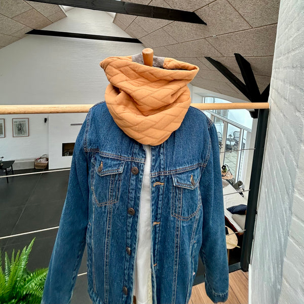 Unika halsedisse med cognac farvet stof og lammeskind.