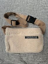 Indlæs billede til gallerivisning Bæltetaske/crossbody i teddybear.
