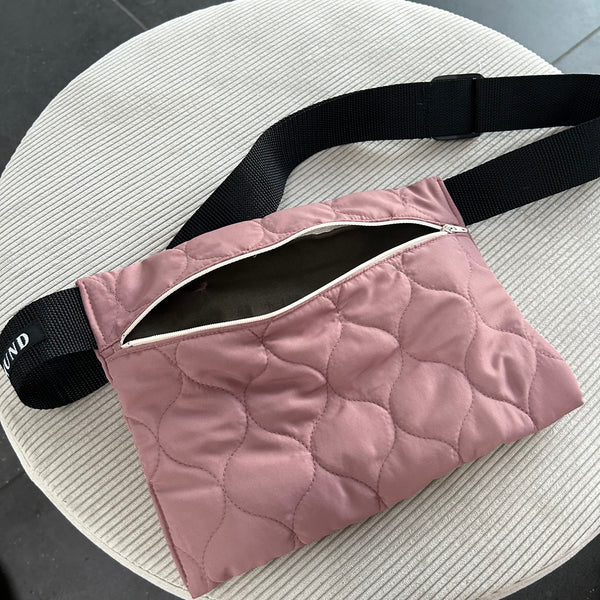Bæltetaske/ crossbody i lys lyserød quilt.
