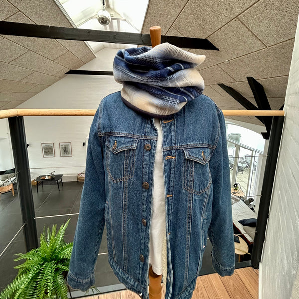 Halsedisse i tern og mørkeblåt fleece.