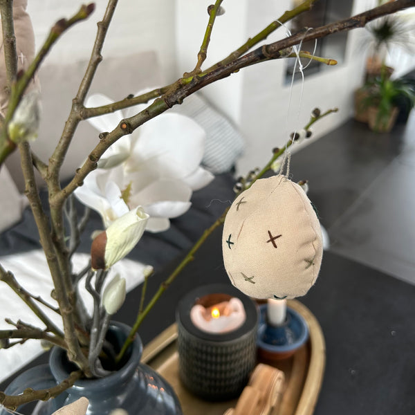 Æg med broderede detaljer.