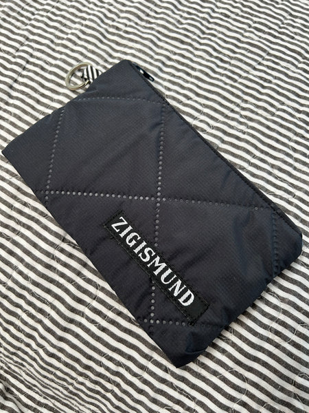 Keyhanger taske i mørkegrå quilt.