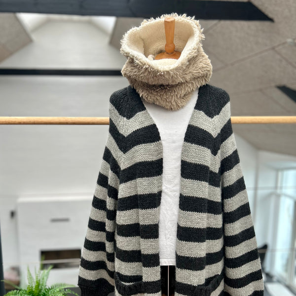 Halsedisse i fake fur i nude og med råhvid tykt teddybear