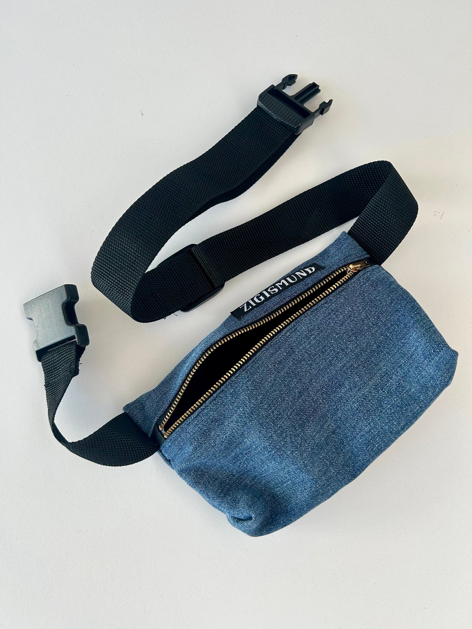 Bæltetaske/crosdbody i denim.