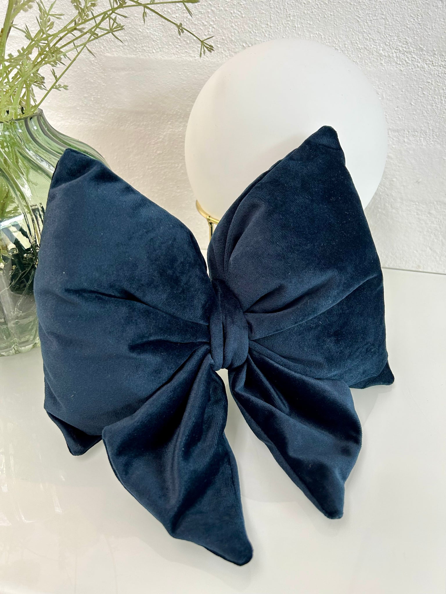 Lille sløjfe i mørkeblå velour.