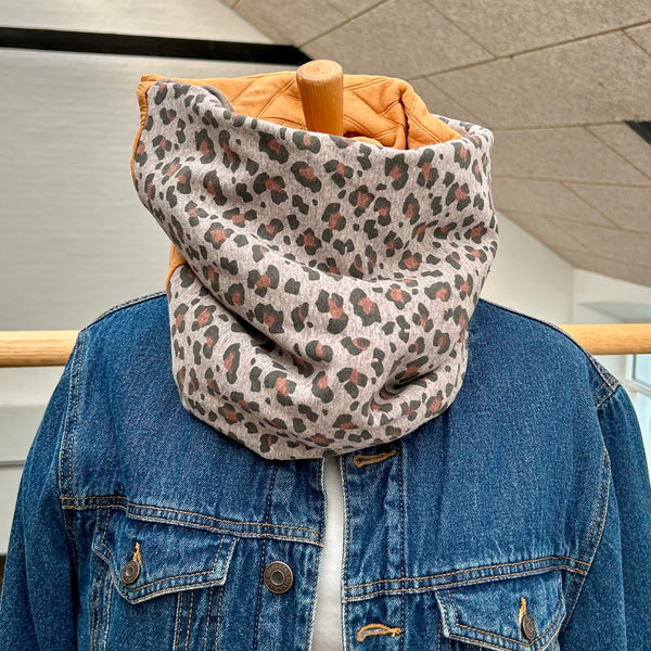 Unika halsedisse med cognac farvet stof og lammeskind.