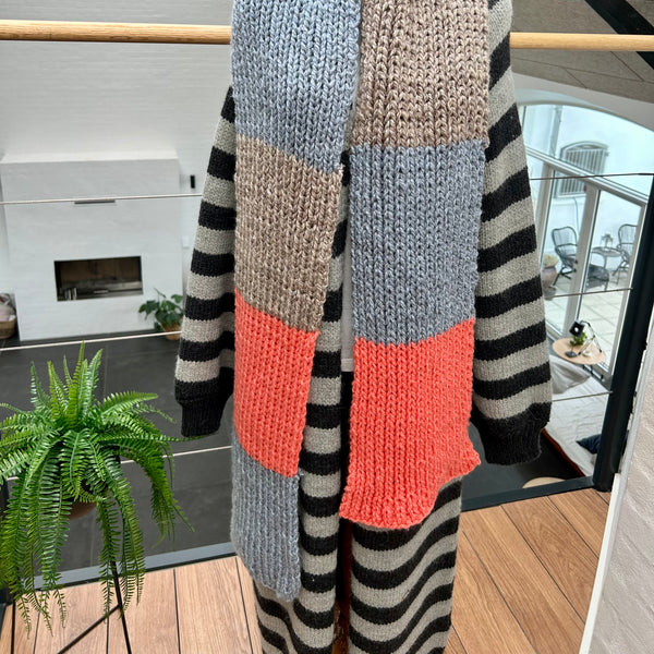 Håndstrikket jumbotørklæde i blå, koral og beige.