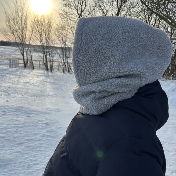 Balaclava i lysegrå Teddy med sort fleece.