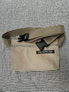 Bæltetaske/crossbody taske i fake velour.