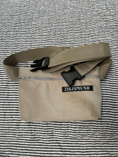 Bæltetaske/crossbody taske i fake velour.