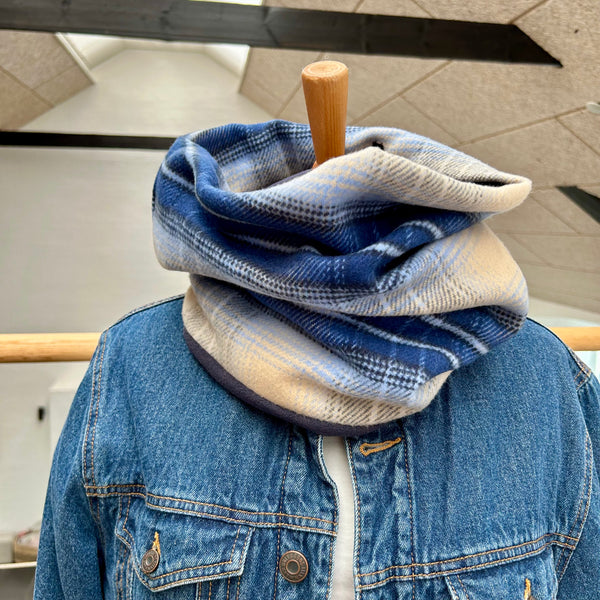 Halsedisse i tern og mørkeblåt fleece.