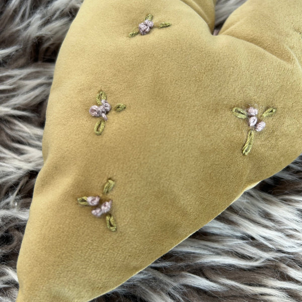 Hjerte i gullige toner og med broderede blomster.