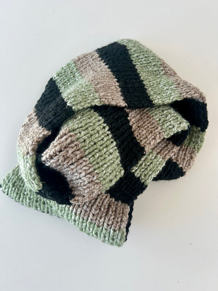 Storstrikket halstørklæde i meleret mint og nude med antracit.